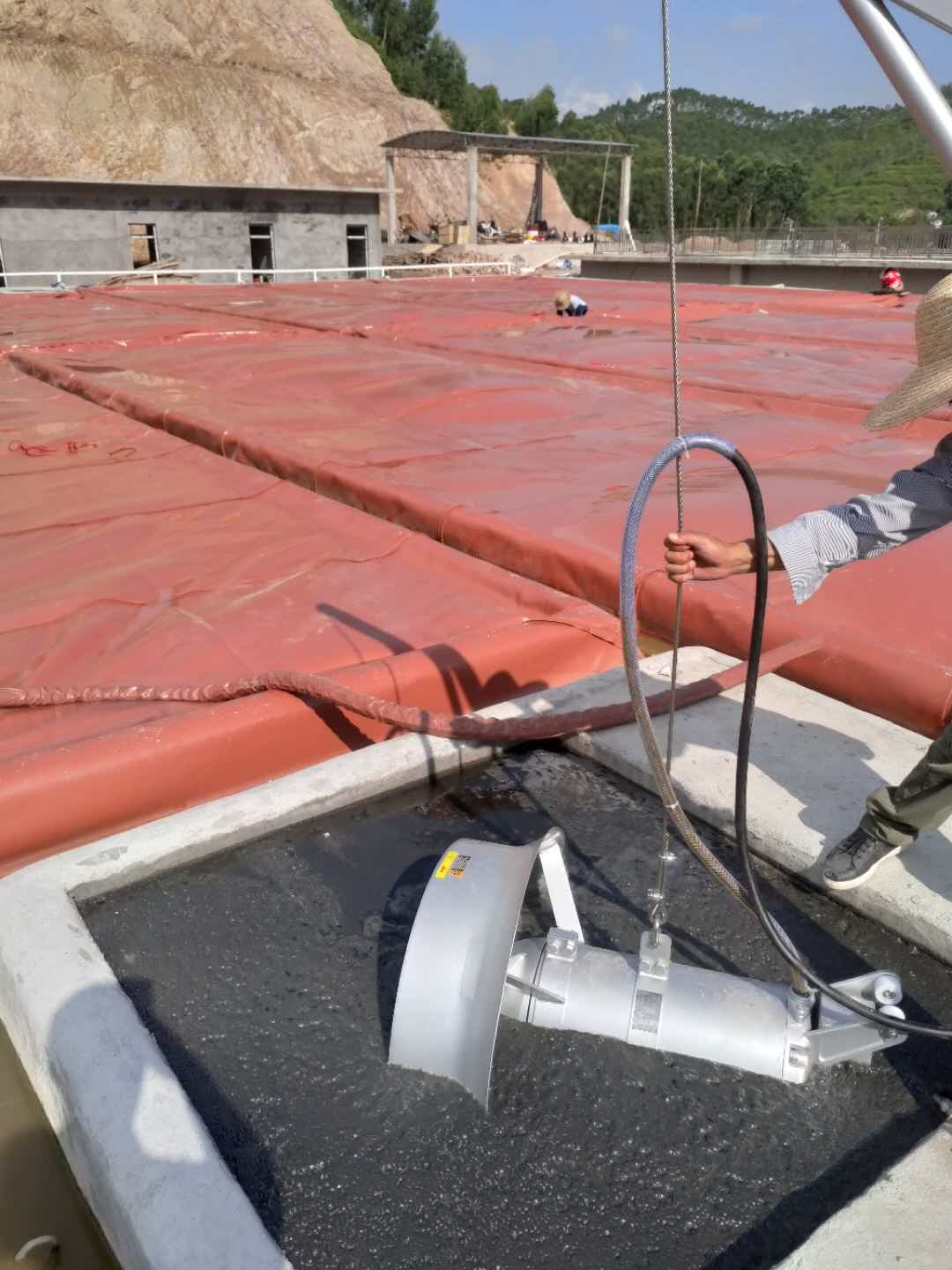 萬頭母豬基地廢水處理-攪拌機現場(圖1)